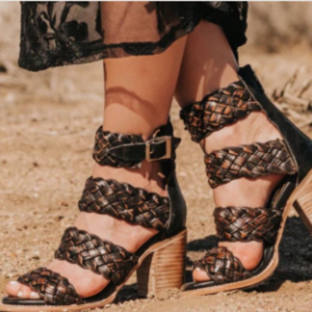 NWOB - Freebird "Bayou" sandals size 7